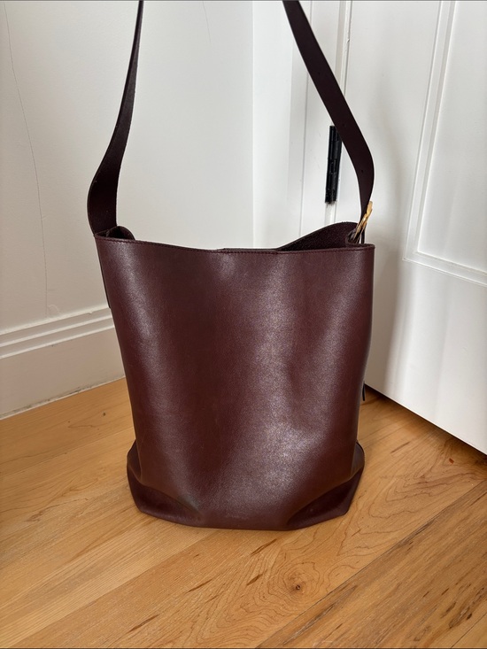 Madewell Handbags - Madewell The Essential Bucket Tote in chocolate raisin